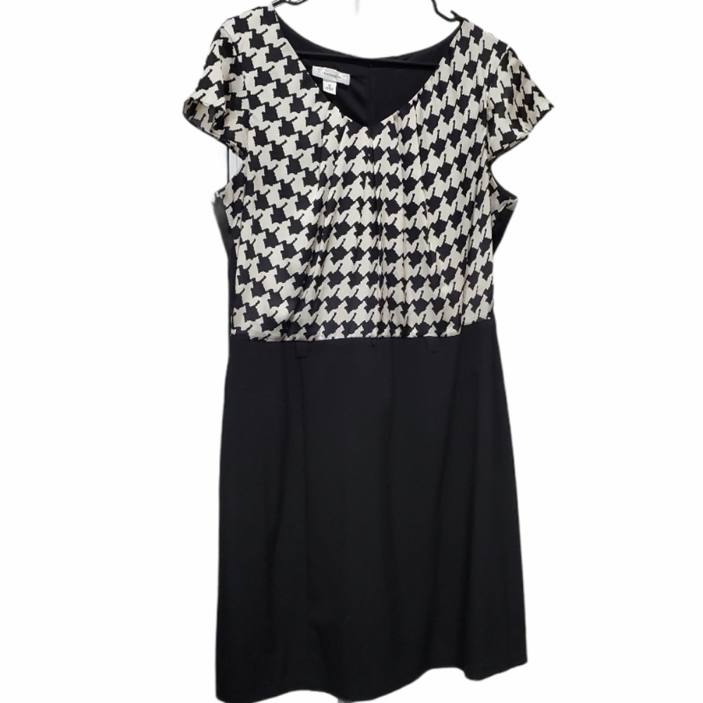 Dressbarn black and white dress size 16  Polyester *